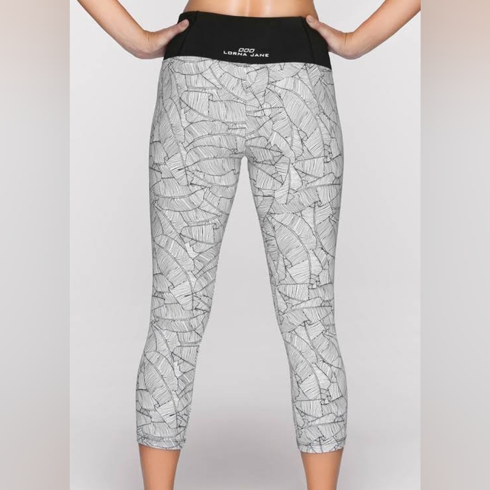 Lorna Jane cropped athletic leggings black waist band leaf pattern size small